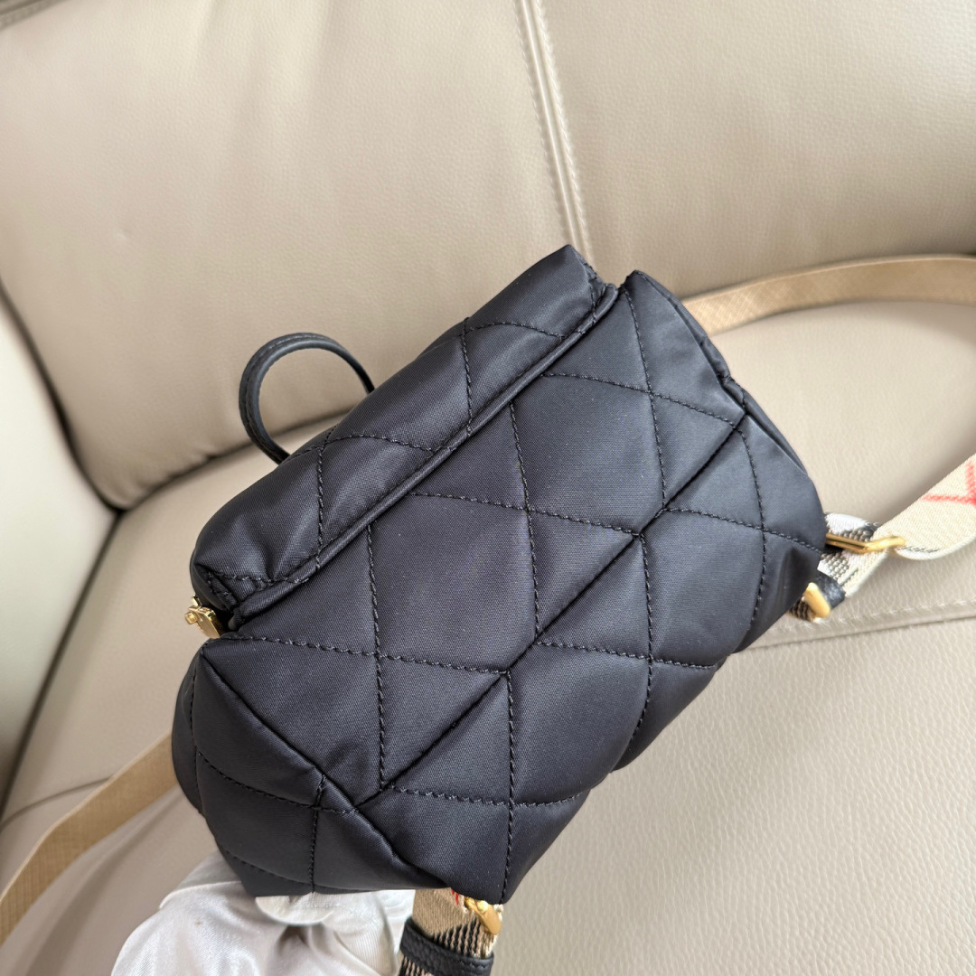 Burberry B家最新Horseshoe 双肩包 汲取英伦田园雅致灵感 选用绗缝尼龙面料打造