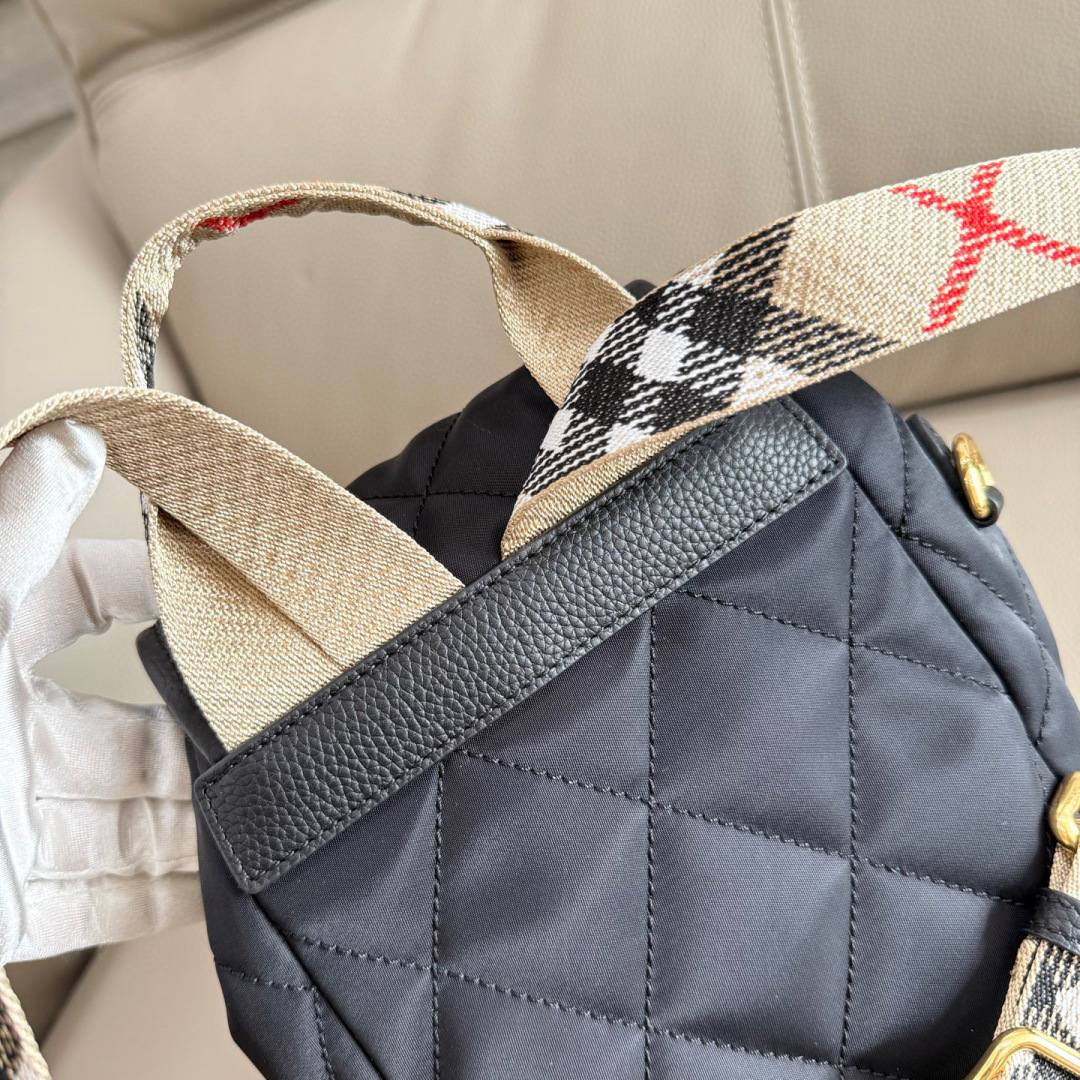Burberry B家最新Horseshoe 双肩包 汲取英伦田园雅致灵感 选用绗缝尼龙面料打造