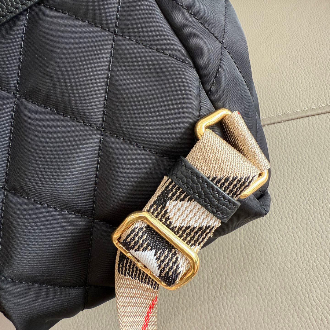 Burberry B家最新Horseshoe 双肩包 汲取英伦田园雅致灵感 选用绗缝尼龙面料打造