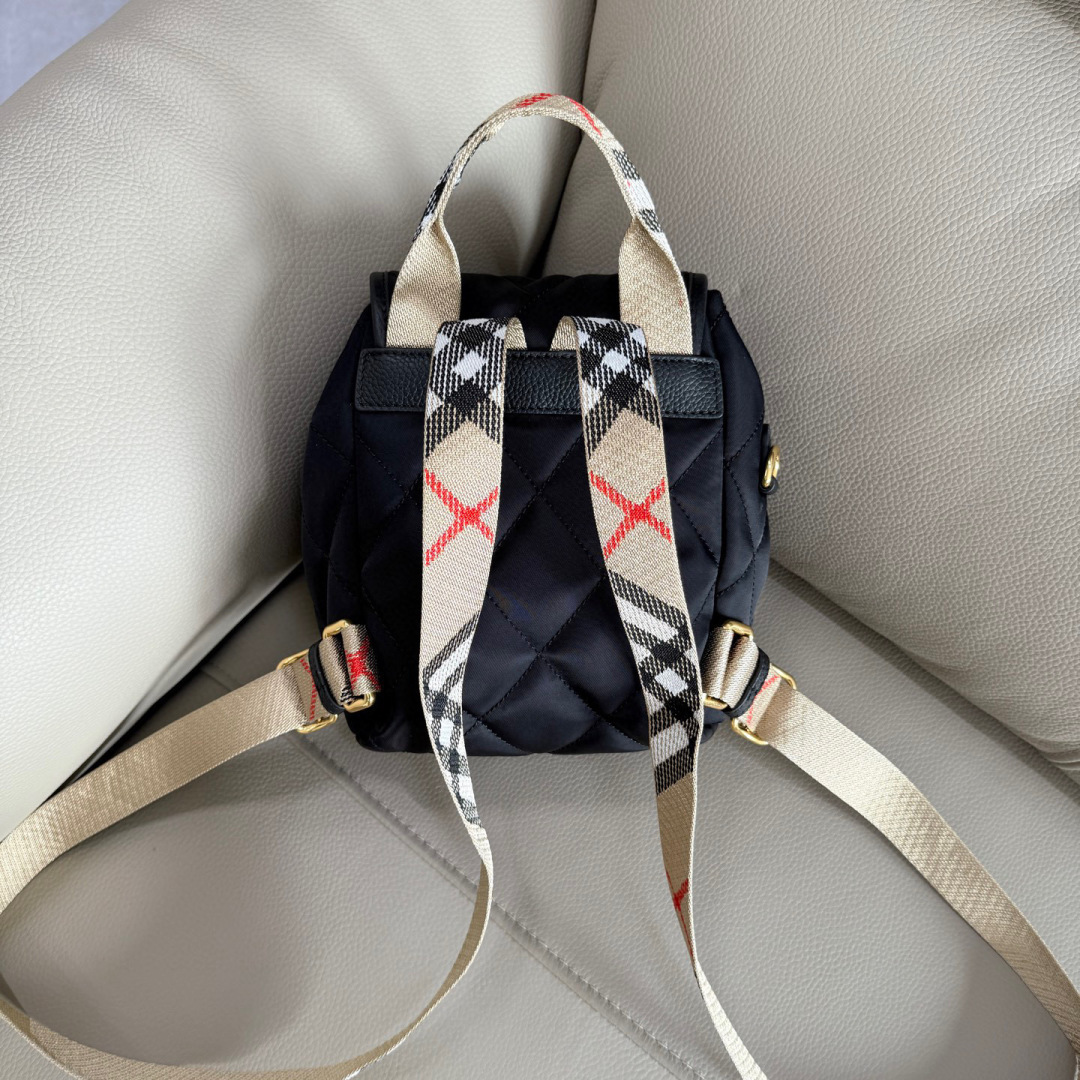Burberry B家最新Horseshoe 双肩包 汲取英伦田园雅致灵感 选用绗缝尼龙面料打造