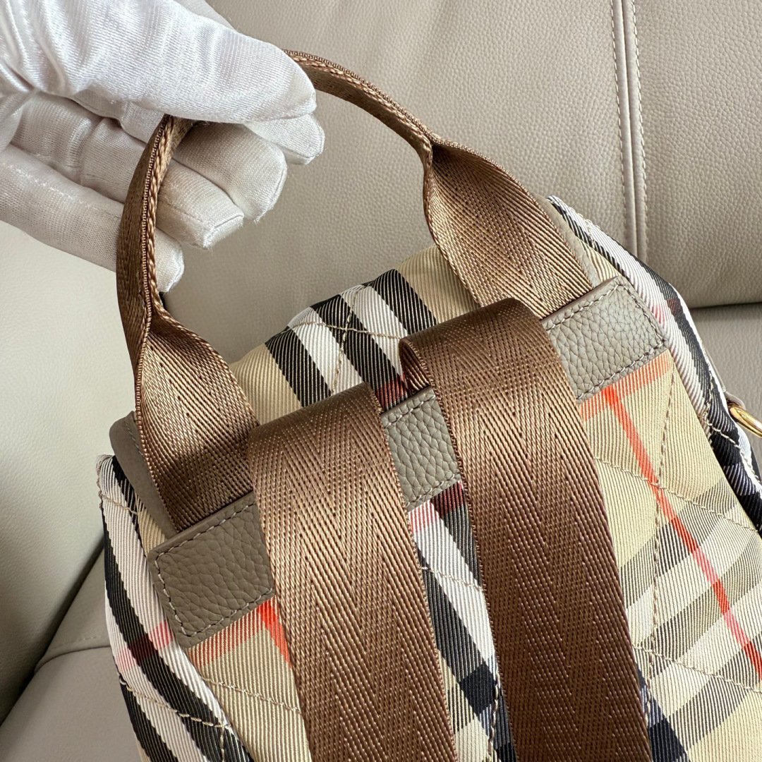 Burberry B家最新Horseshoe 双肩包 汲取英伦田园雅致灵感 选用绗缝尼龙面料打造