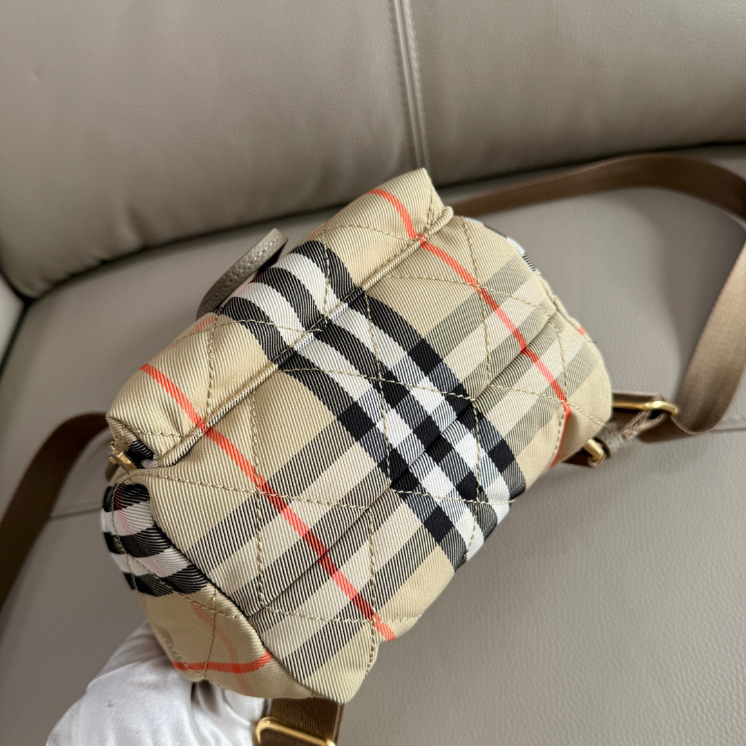 Burberry B家最新Horseshoe 双肩包 汲取英伦田园雅致灵感 选用绗缝尼龙面料打造