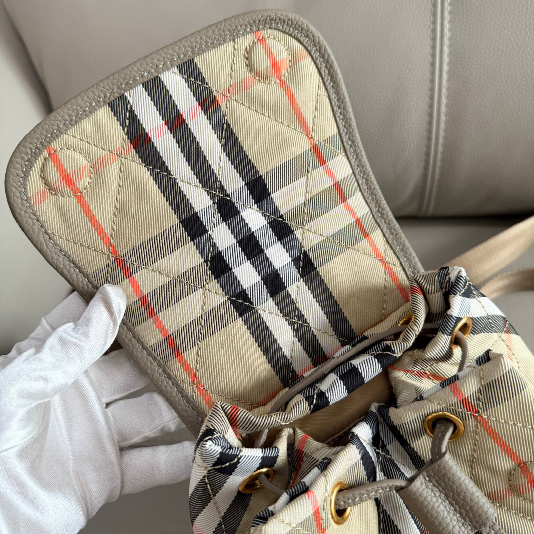 Burberry B家最新Horseshoe 双肩包 汲取英伦田园雅致灵感 选用绗缝尼龙面料打造