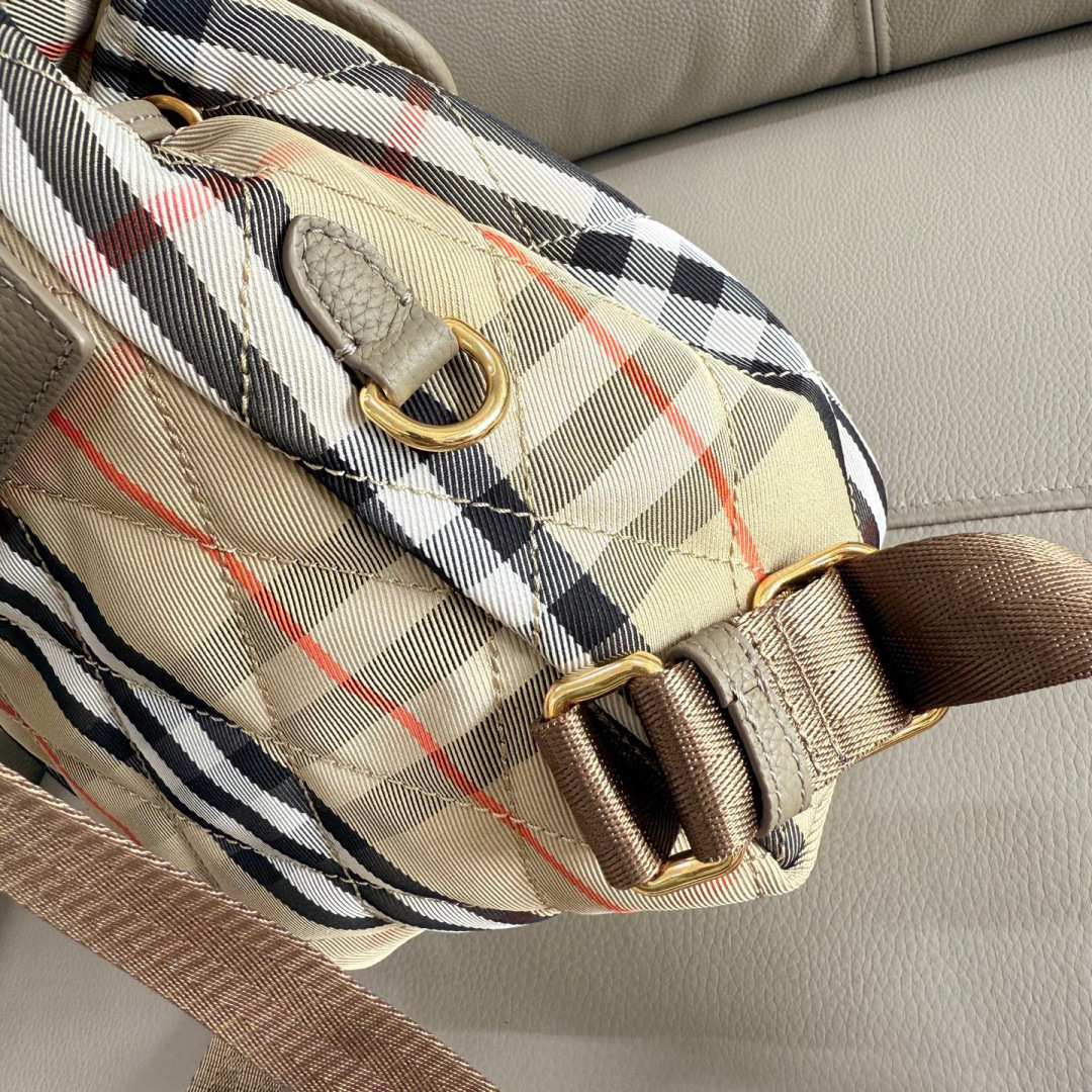 Burberry B家最新Horseshoe 双肩包 汲取英伦田园雅致灵感 选用绗缝尼龙面料打造