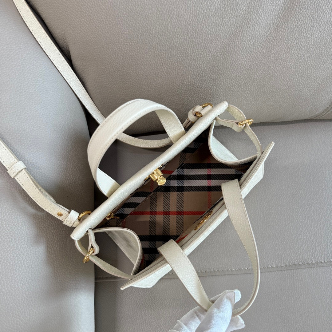 Burberry B家新款托特包 用于意大利进口粒纹小牛皮面料打造