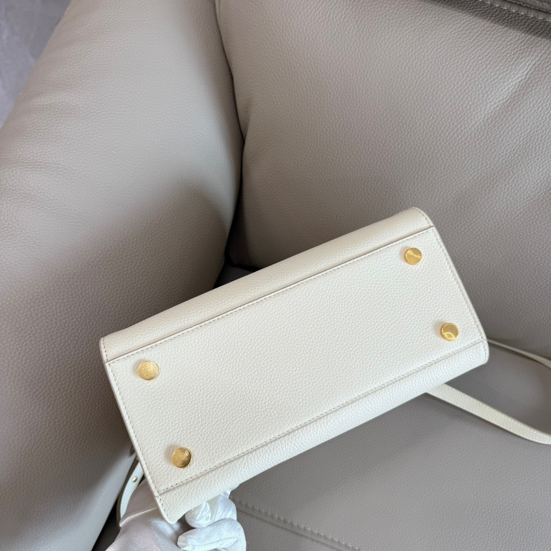 Burberry B家新款托特包 用于意大利进口粒纹小牛皮面料打造