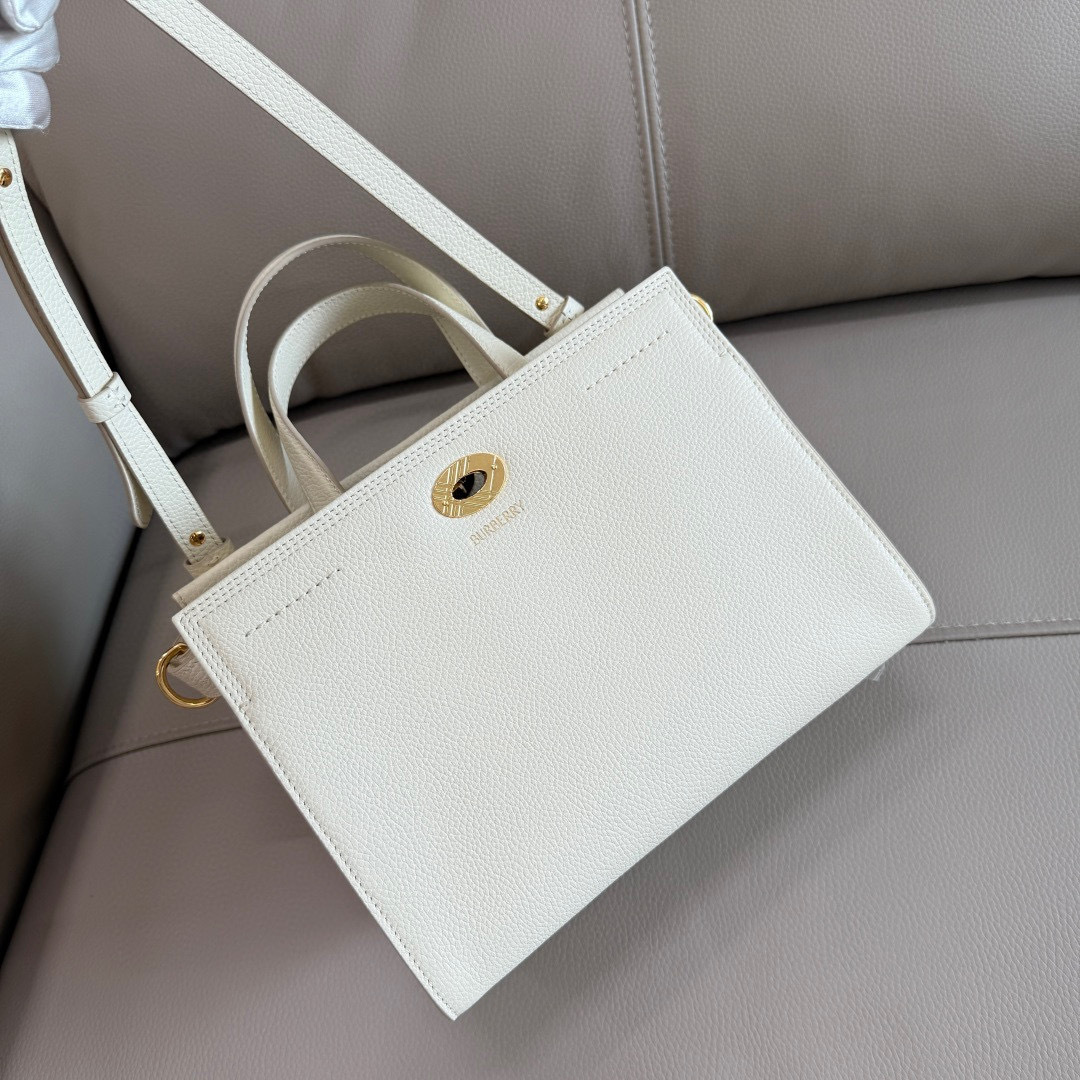 Burberry B家新款托特包 用于意大利进口粒纹小牛皮面料打造