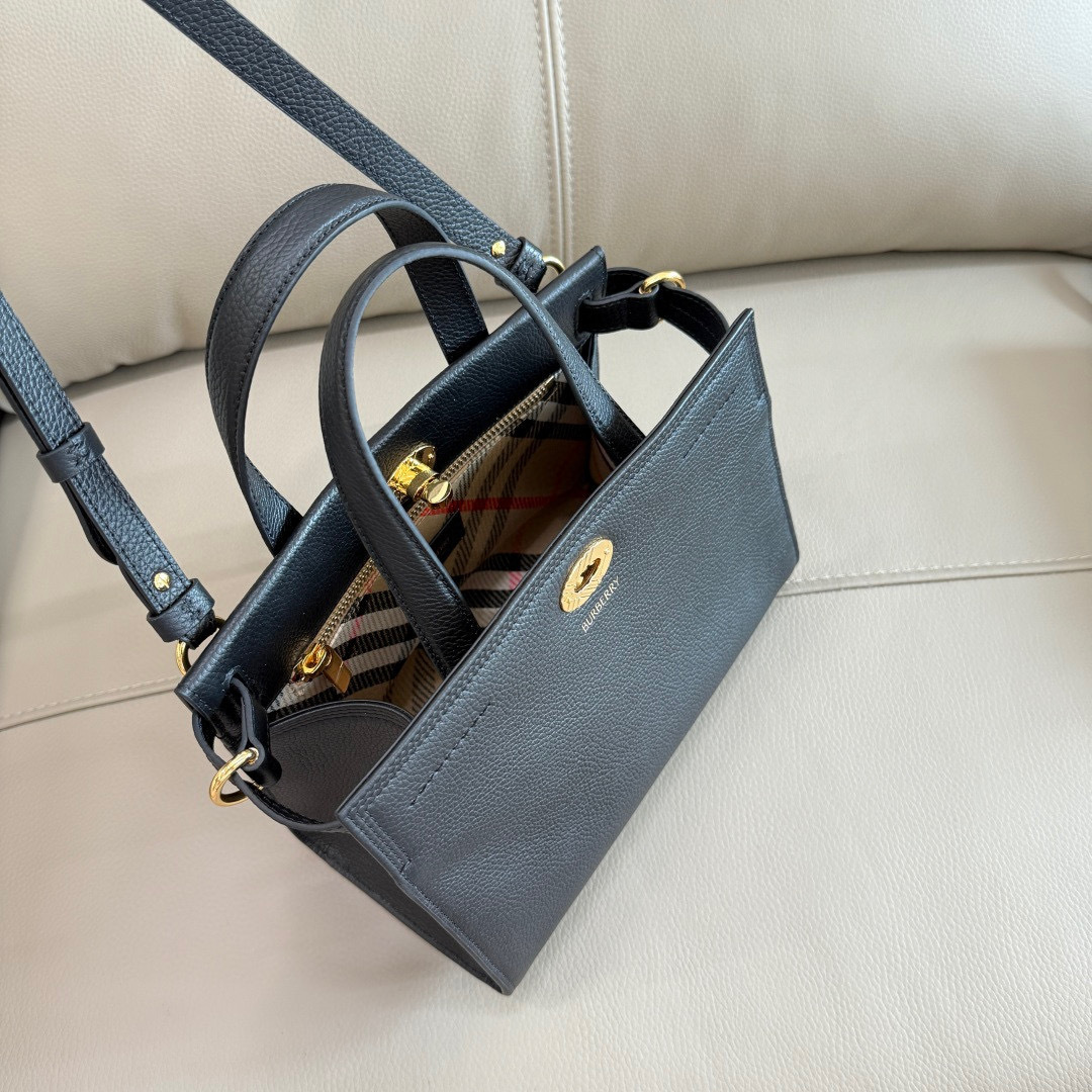 Burberry B家新款托特包 用于意大利进口粒纹小牛皮面料打造