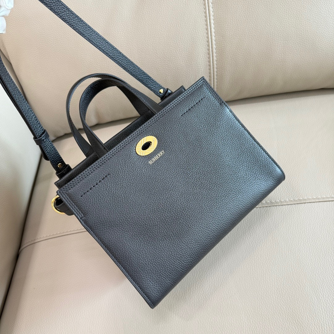 Burberry B家新款托特包 用于意大利进口粒纹小牛皮面料打造