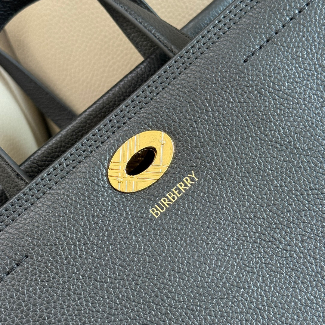 Burberry B家新款托特包 用于意大利进口粒纹小牛皮面料打造