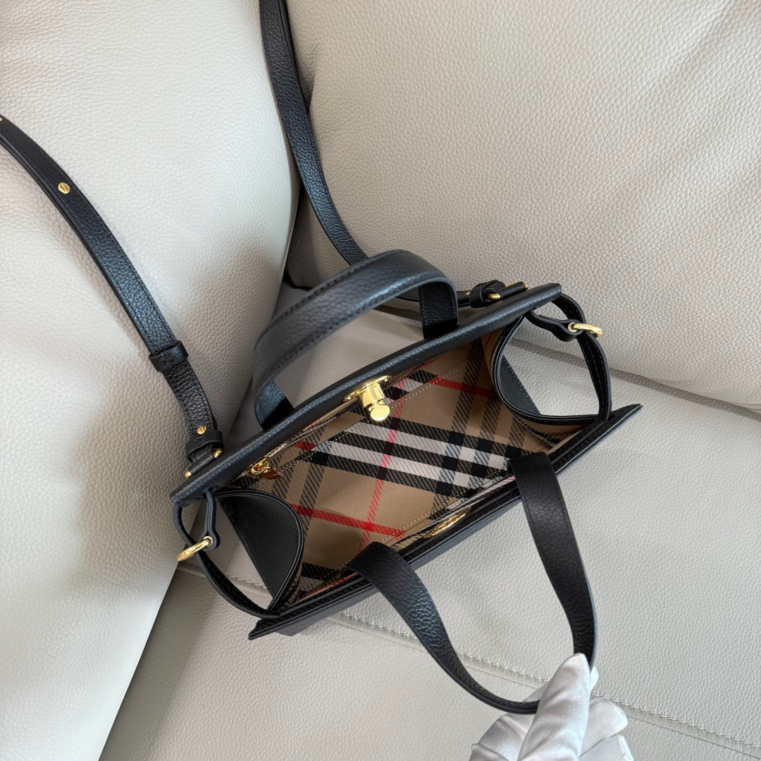 Burberry B家新款托特包 用于意大利进口粒纹小牛皮面料打造