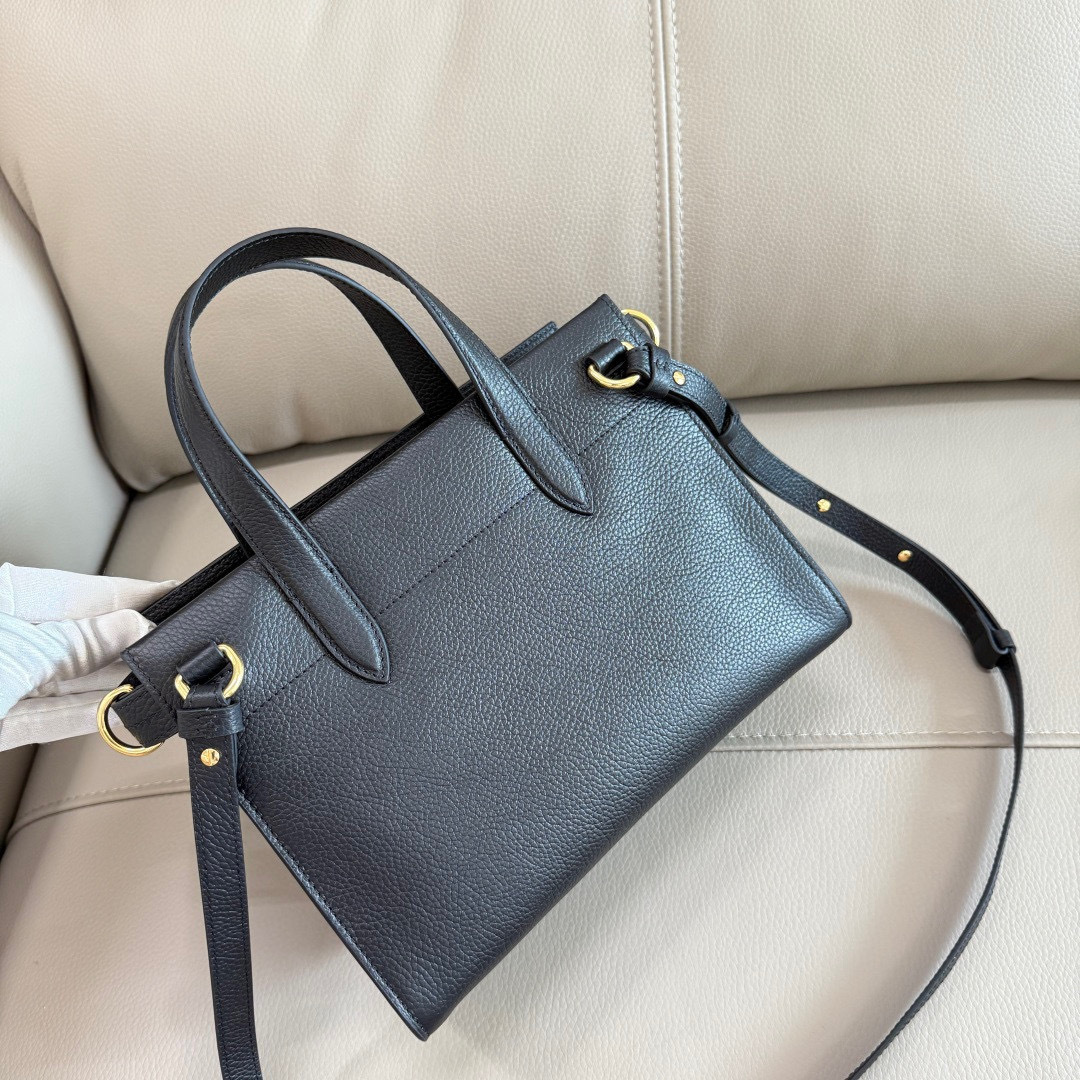Burberry B家新款托特包 用于意大利进口粒纹小牛皮面料打造