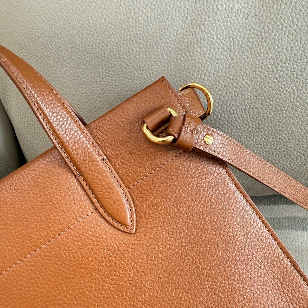 Burberry B家新款托特包 用于意大利进口粒纹小牛皮面料打造