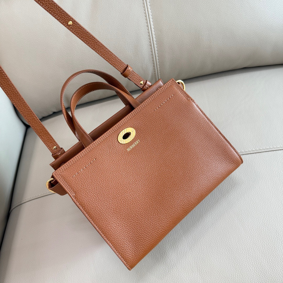 Burberry B家新款托特包 用于意大利进口粒纹小牛皮面料打造