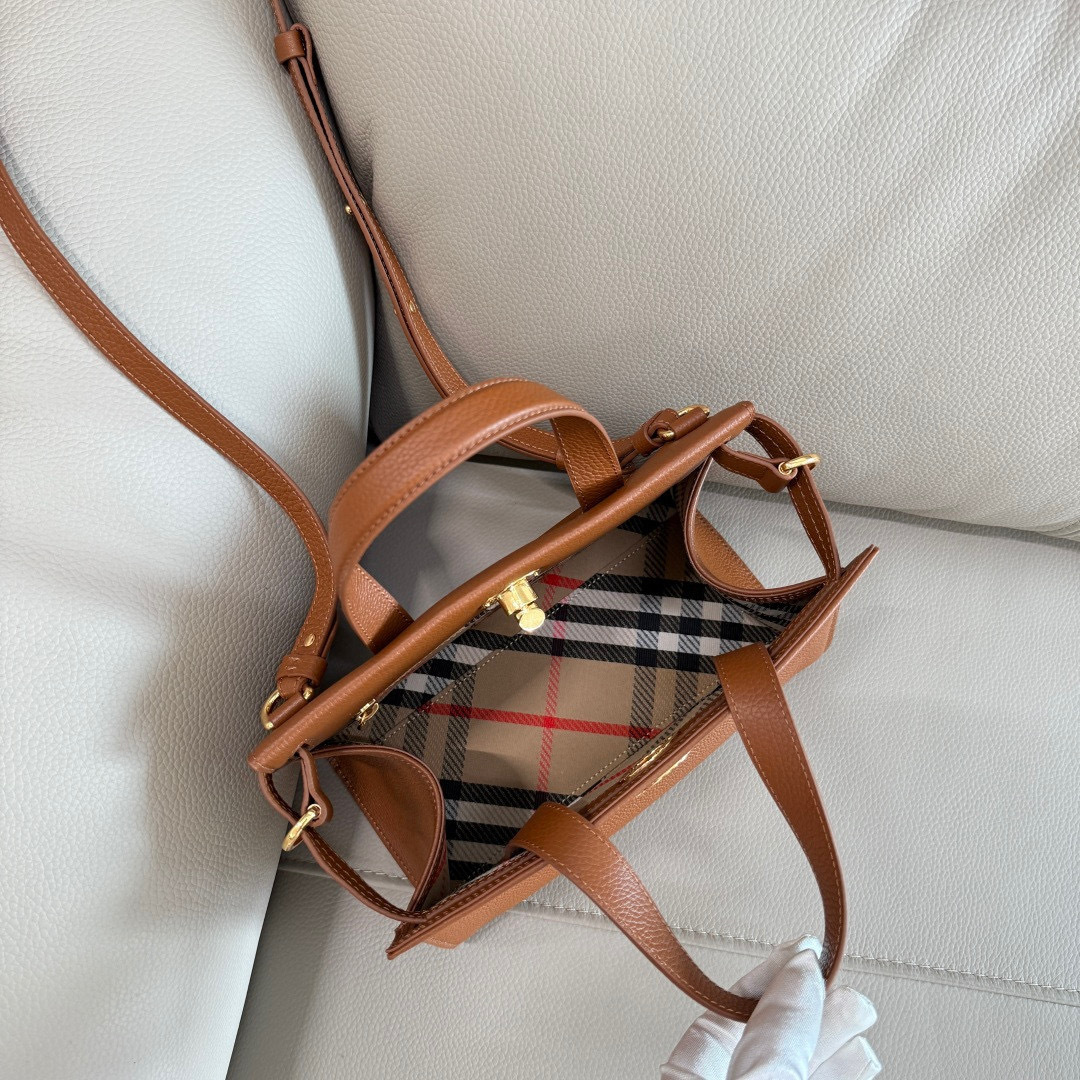 Burberry B家新款托特包 用于意大利进口粒纹小牛皮面料打造