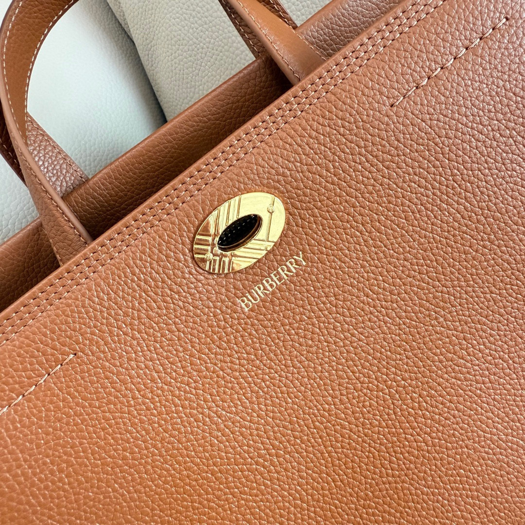 Burberry B家新款托特包 用于意大利进口粒纹小牛皮面料打造