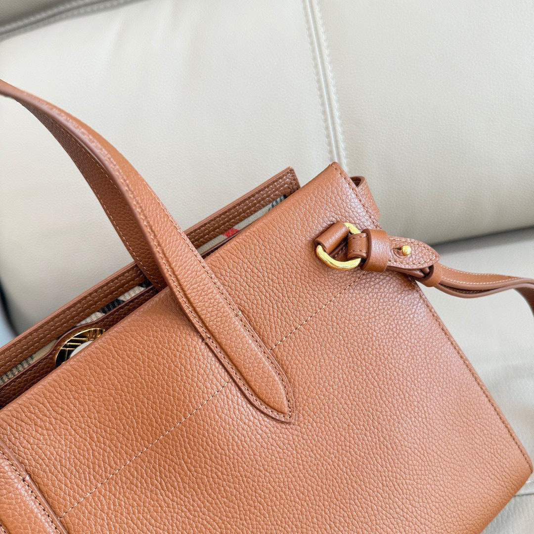 Burberry 中号 B家新款托特包 用于意大利进口粒纹小牛皮面料打造 搭配棉质混纺内衬