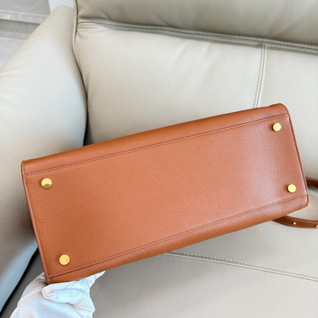 Burberry 大号 B家新款托特包 用于意大利进口粒纹小牛皮面料打造 搭配棉质混纺内衬