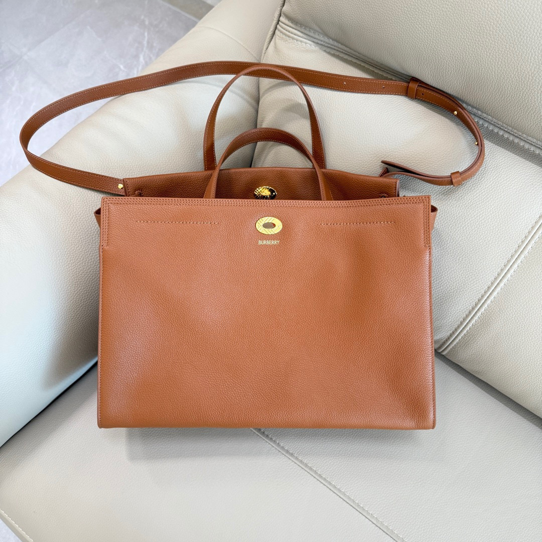 Burberry 大号 B家新款托特包 用于意大利进口粒纹小牛皮面料打造 搭配棉质混纺内衬