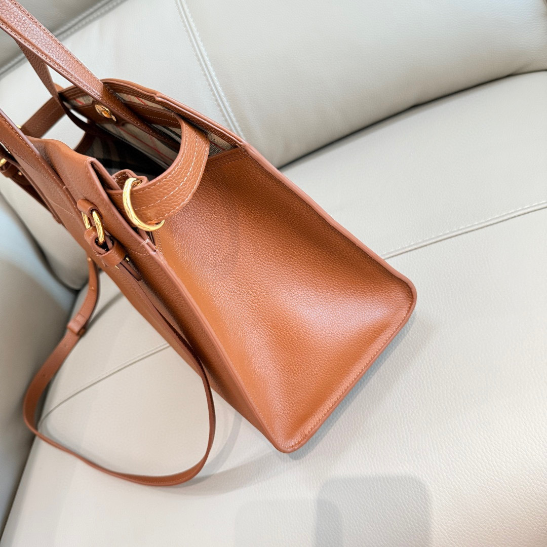 Burberry 大号 B家新款托特包 用于意大利进口粒纹小牛皮面料打造 搭配棉质混纺内衬