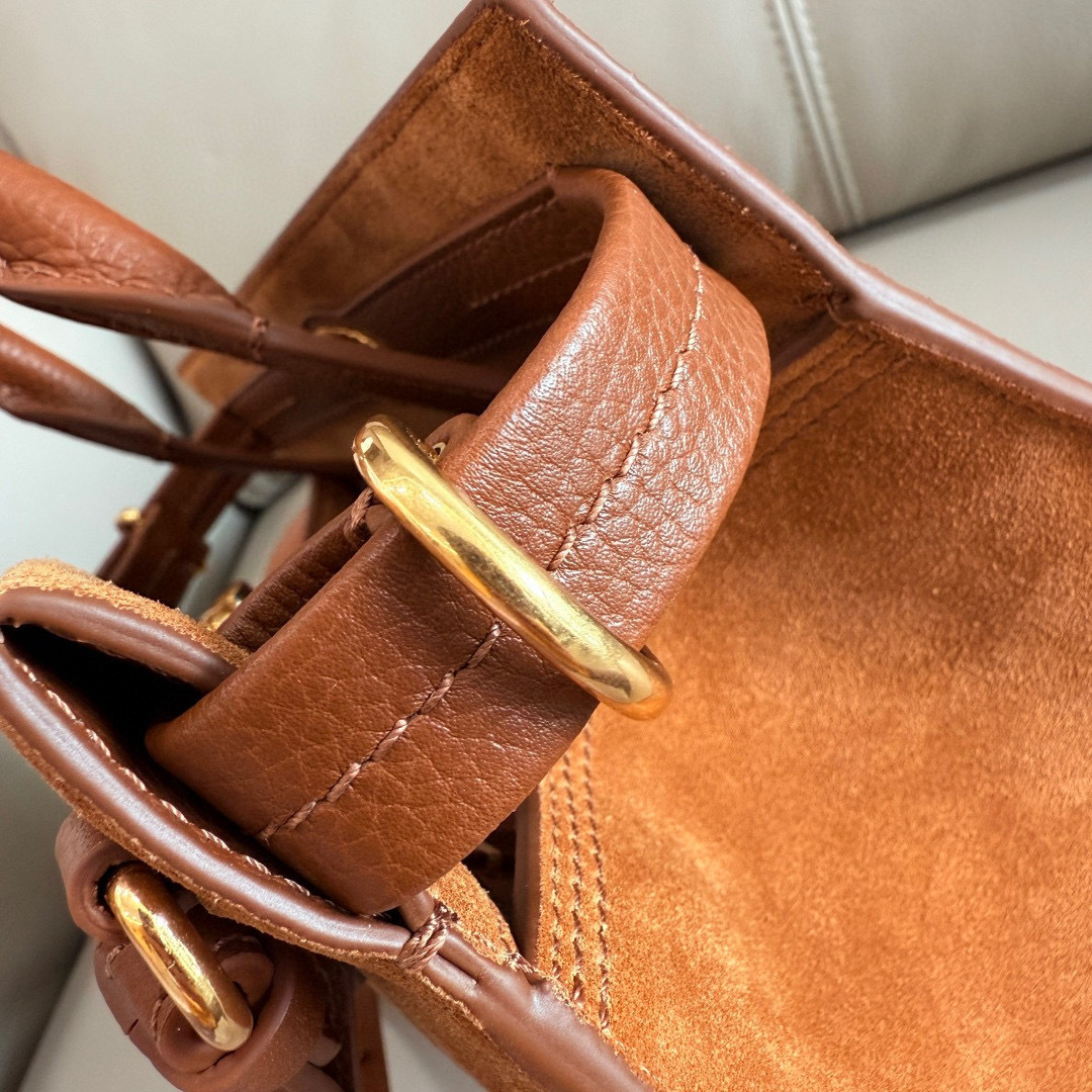 Burberry 小号 新款隽永设计 Cotswolds 托特包 选用反绒面革材质打造