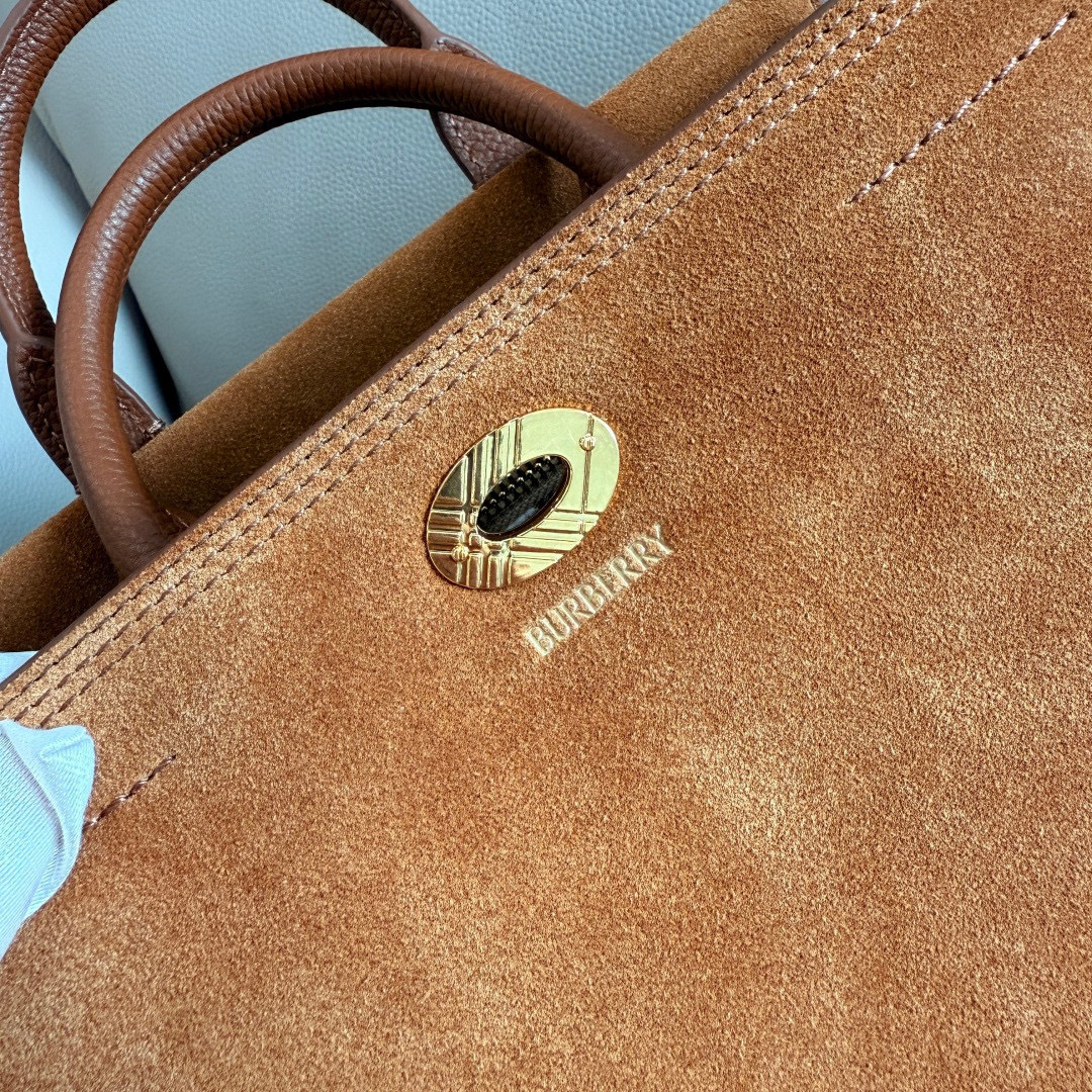 Burberry 小号 新款隽永设计 Cotswolds 托特包 选用反绒面革材质打造