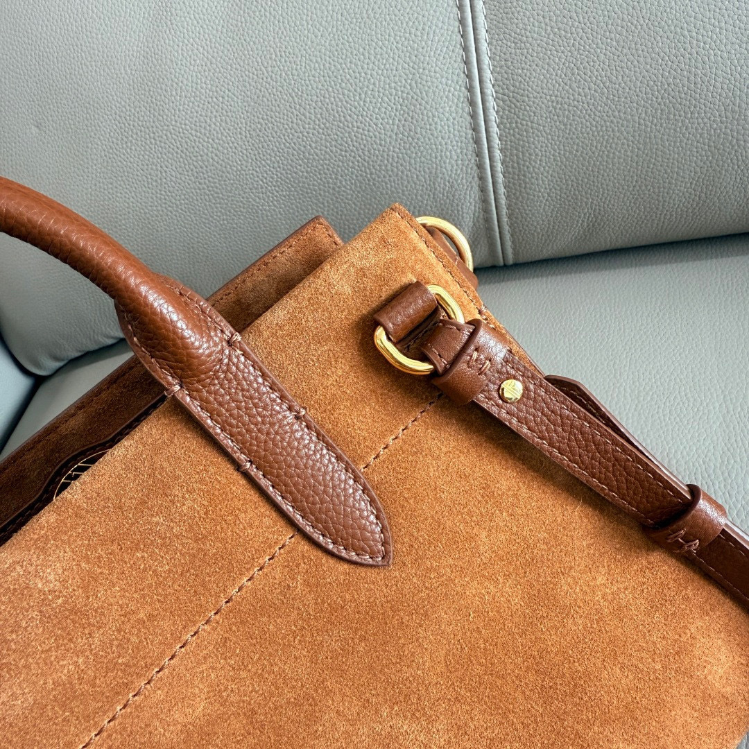 Burberry 小号 新款隽永设计 Cotswolds 托特包 选用反绒面革材质打造