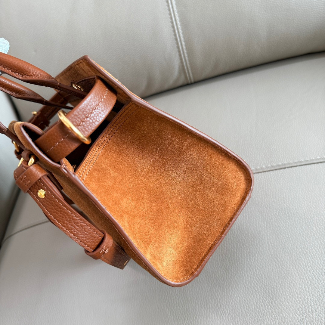 Burberry 小号 新款隽永设计 Cotswolds 托特包 选用反绒面革材质打造