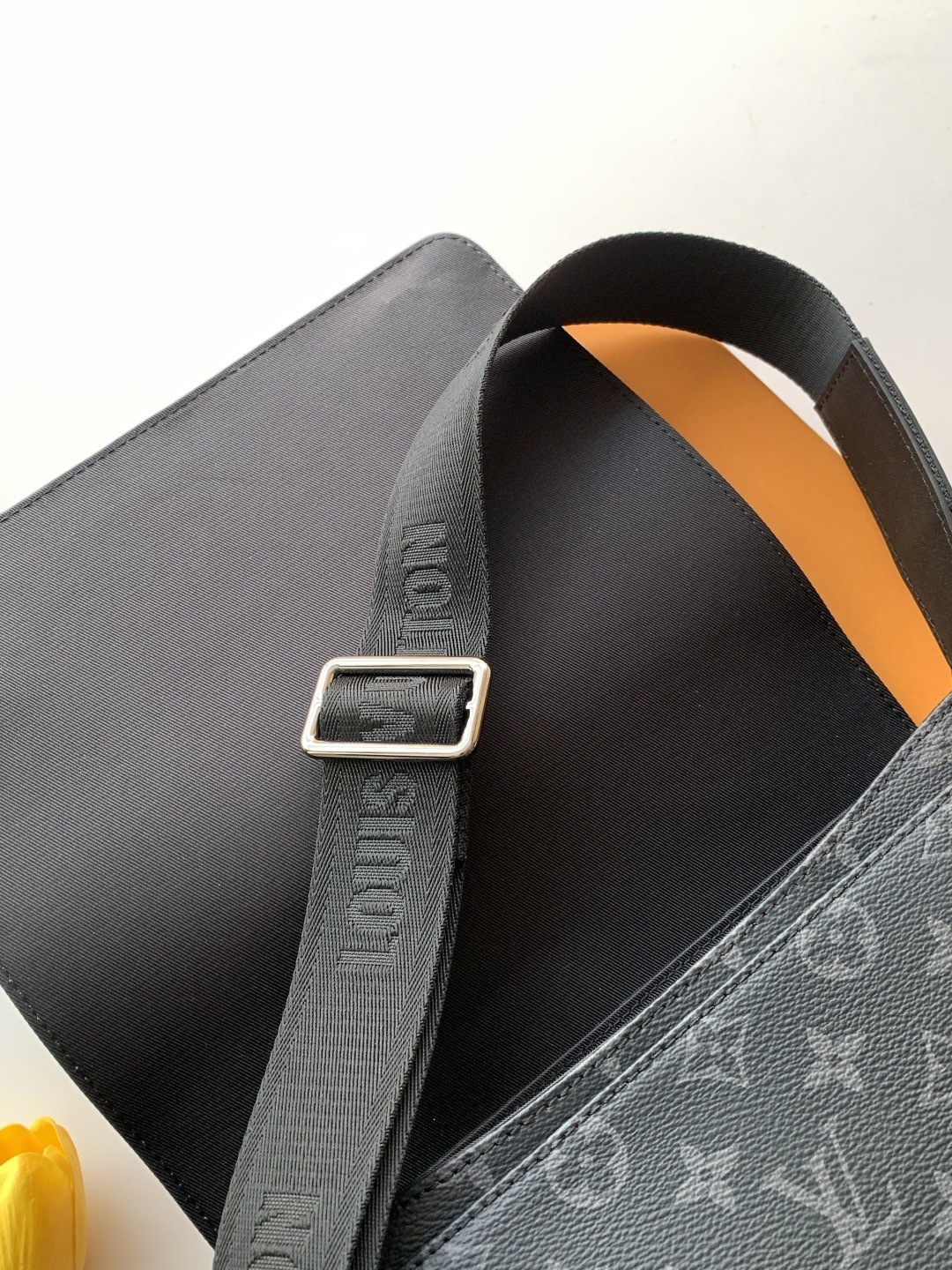 Louis Vuitton 本款 𝐃𝐢𝐬𝐭𝐫𝐢𝐜𝐭 小号邮差包透过 𝐌𝐨𝐧𝐨𝐠𝐫𝐚𝐦 𝐄𝐜𝐥𝐢𝐩𝐬𝐞 帆布释放俊朗魅力