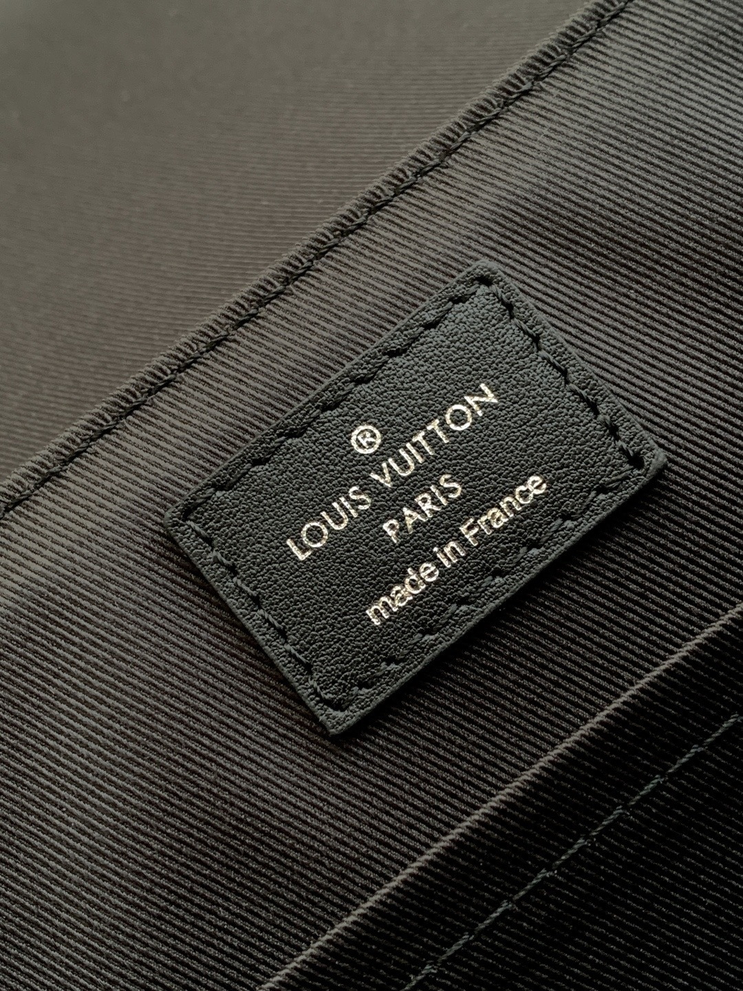 Louis Vuitton 本款 𝐃𝐢𝐬𝐭𝐫𝐢𝐜𝐭 小号邮差包透过 𝐌𝐨𝐧𝐨𝐠𝐫𝐚𝐦 𝐄𝐜𝐥𝐢𝐩𝐬𝐞 帆布释放俊朗魅力