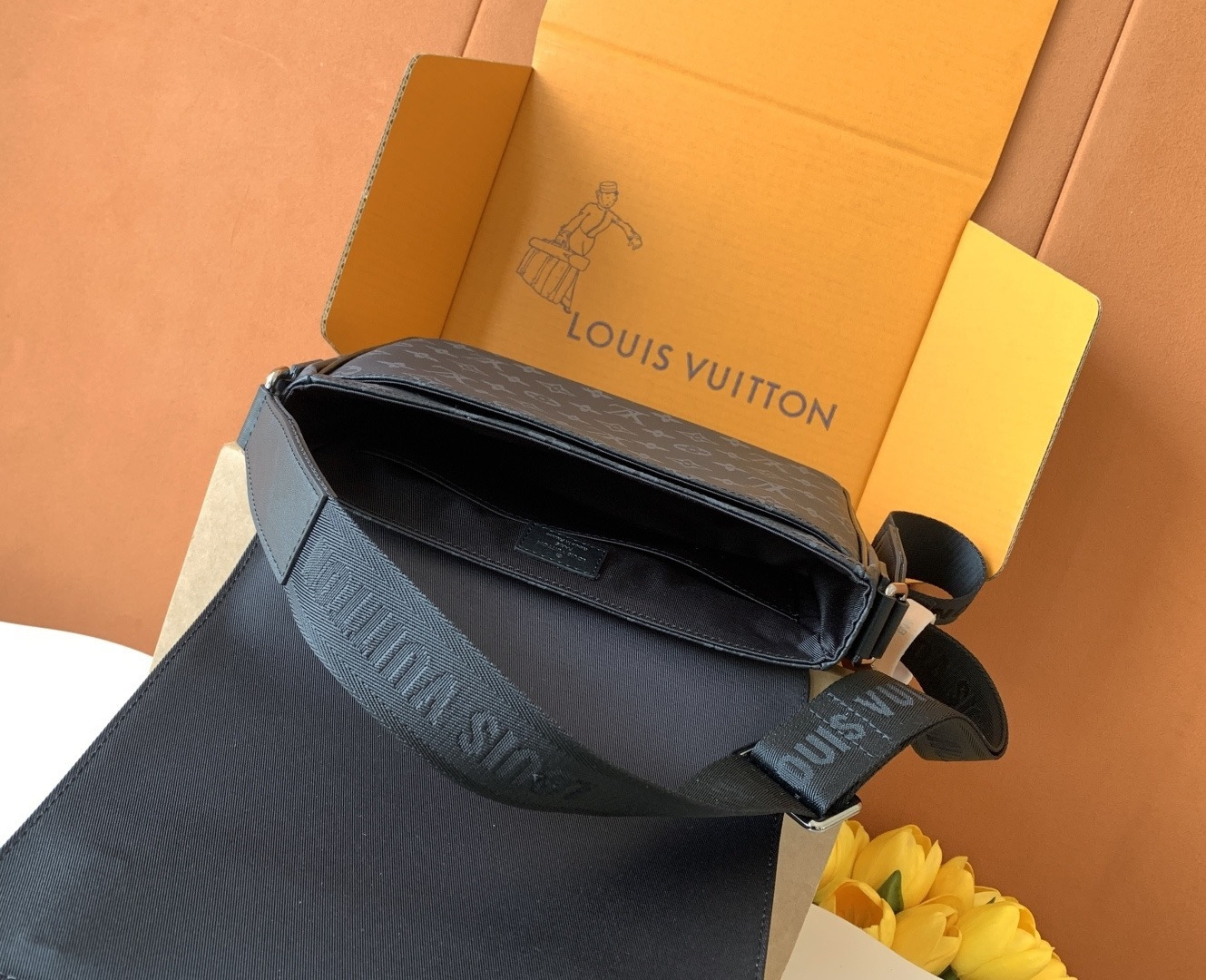 Louis Vuitton 本款 𝐃𝐢𝐬𝐭𝐫𝐢𝐜𝐭 小号邮差包透过 𝐌𝐨𝐧𝐨𝐠𝐫𝐚𝐦 𝐄𝐜𝐥𝐢𝐩𝐬𝐞 帆布释放俊朗魅力