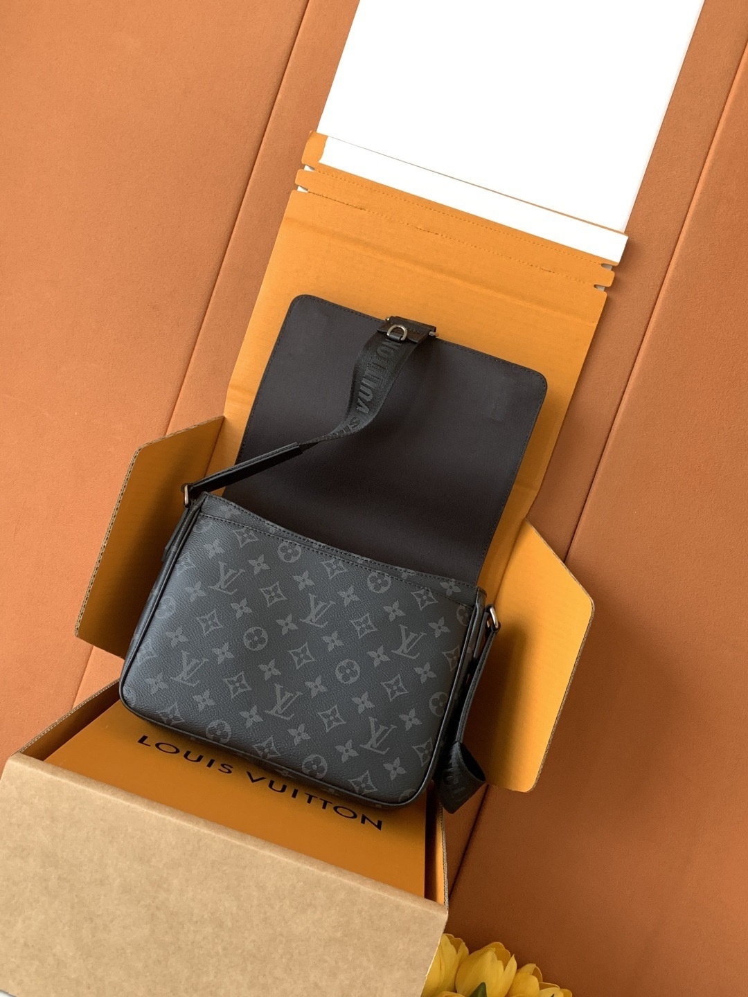 Louis Vuitton 本款 𝐃𝐢𝐬𝐭𝐫𝐢𝐜𝐭 小号邮差包透过 𝐌𝐨𝐧𝐨𝐠𝐫𝐚𝐦 𝐄𝐜𝐥𝐢𝐩𝐬𝐞 帆布释放俊朗魅力