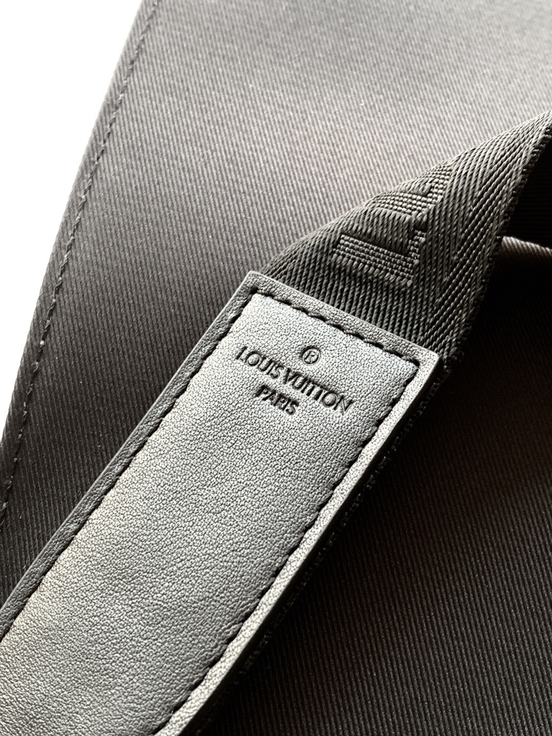 Louis Vuitton 本款 𝐃𝐢𝐬𝐭𝐫𝐢𝐜𝐭 小号邮差包透过 𝐌𝐨𝐧𝐨𝐠𝐫𝐚𝐦 𝐄𝐜𝐥𝐢𝐩𝐬𝐞 帆布释放俊朗魅力