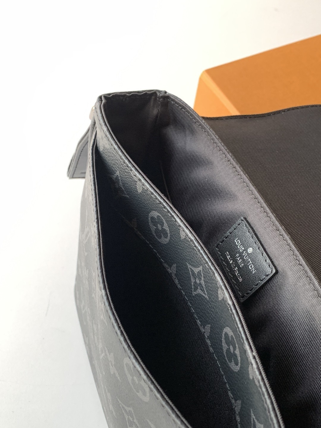 Louis Vuitton 本款 𝐃𝐢𝐬𝐭𝐫𝐢𝐜𝐭 小号邮差包透过 𝐌𝐨𝐧𝐨𝐠𝐫𝐚𝐦 𝐄𝐜𝐥𝐢𝐩𝐬𝐞 帆布释放俊朗魅力