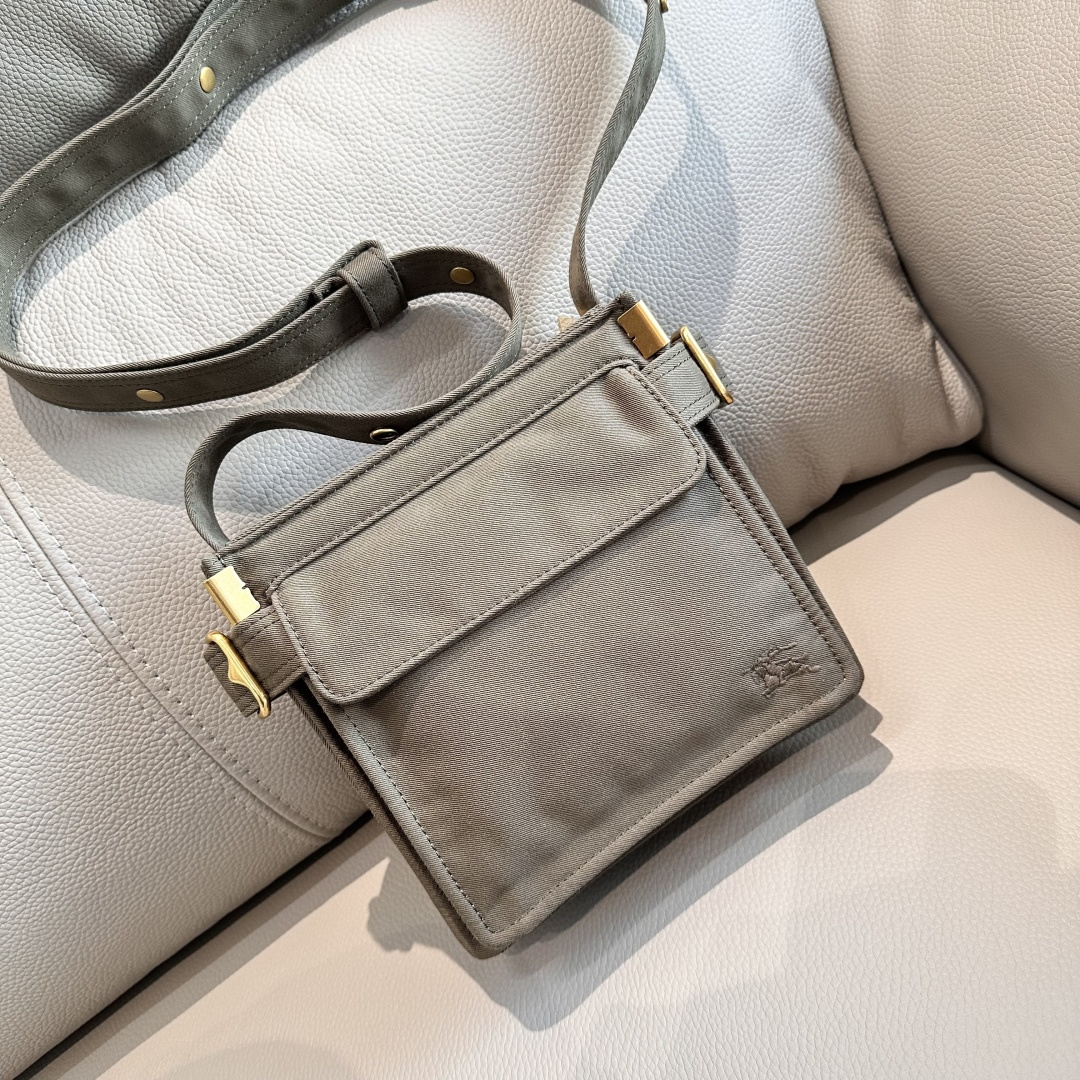 Burberry Randomly photographed military green with different lighting, resulting in color differences.