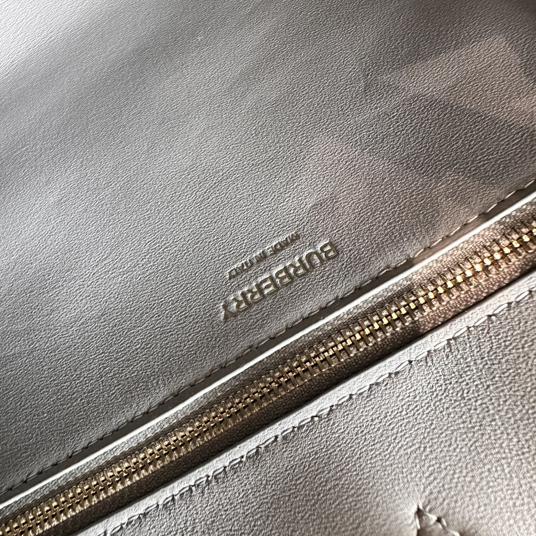 Burberry トートバッグ - イタリア製鳄魚革使用・多機能デザイン