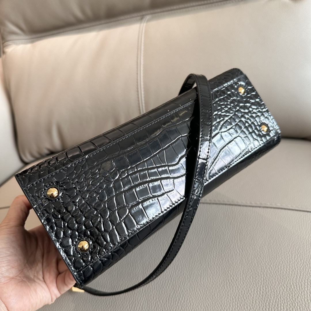 Burberry トートバッグ - イタリア製クロコダイル風レザー使用の洗練されたデザイン