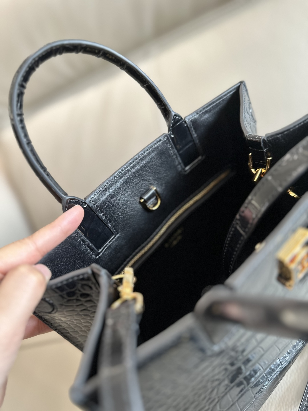 Burberry トートバッグ - イタリア製クロコダイル風レザー使用の洗練されたデザイン