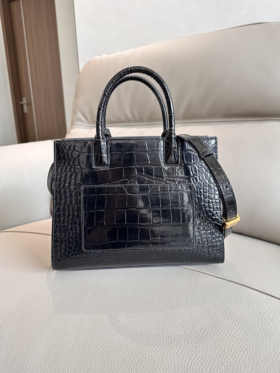 Burberry トートバッグ - イタリア製クロコダイル風レザー使用の洗練されたデザイン