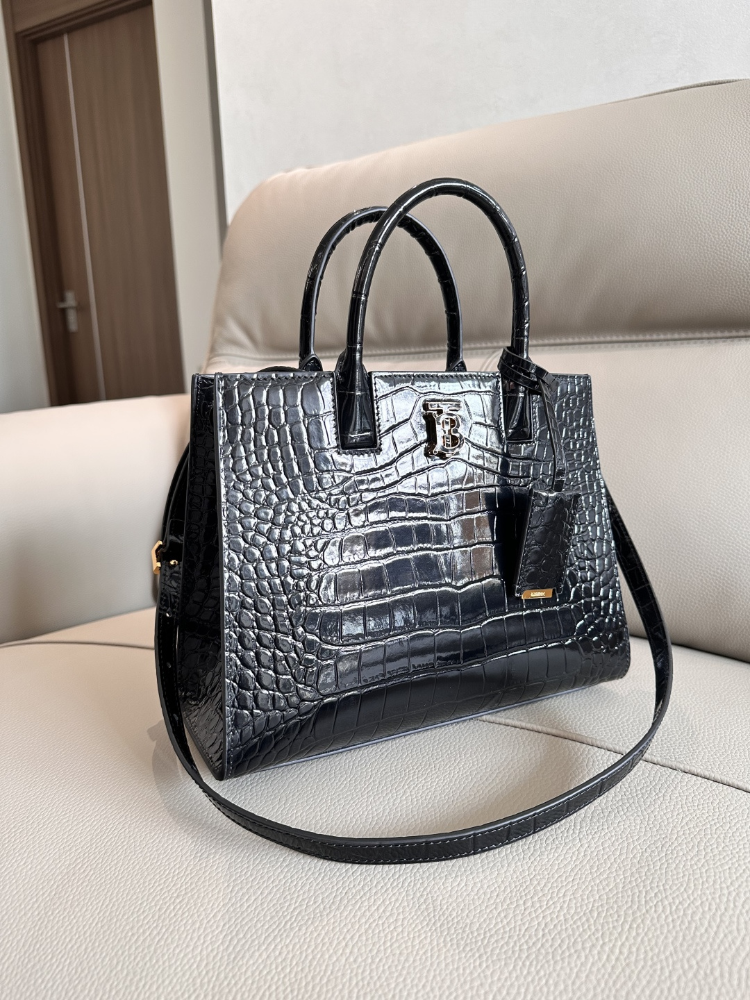 Burberry トートバッグ - イタリア製クロコダイル風レザー使用の洗練されたデザイン