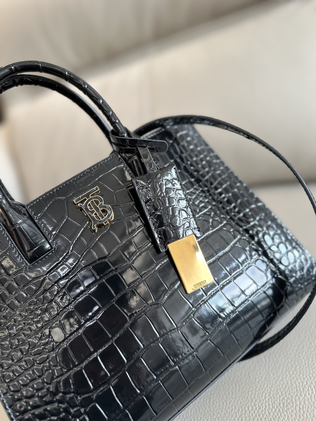 Burberry トートバッグ - イタリア製クロコダイル風レザー使用の洗練されたデザイン