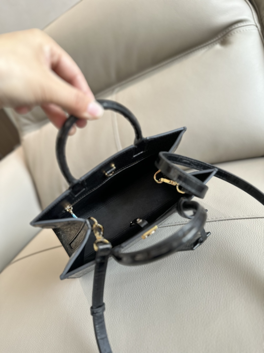 Burberry トートバッグ - イタリア製クロコダイル風レザー使用の洗練されたデザイン