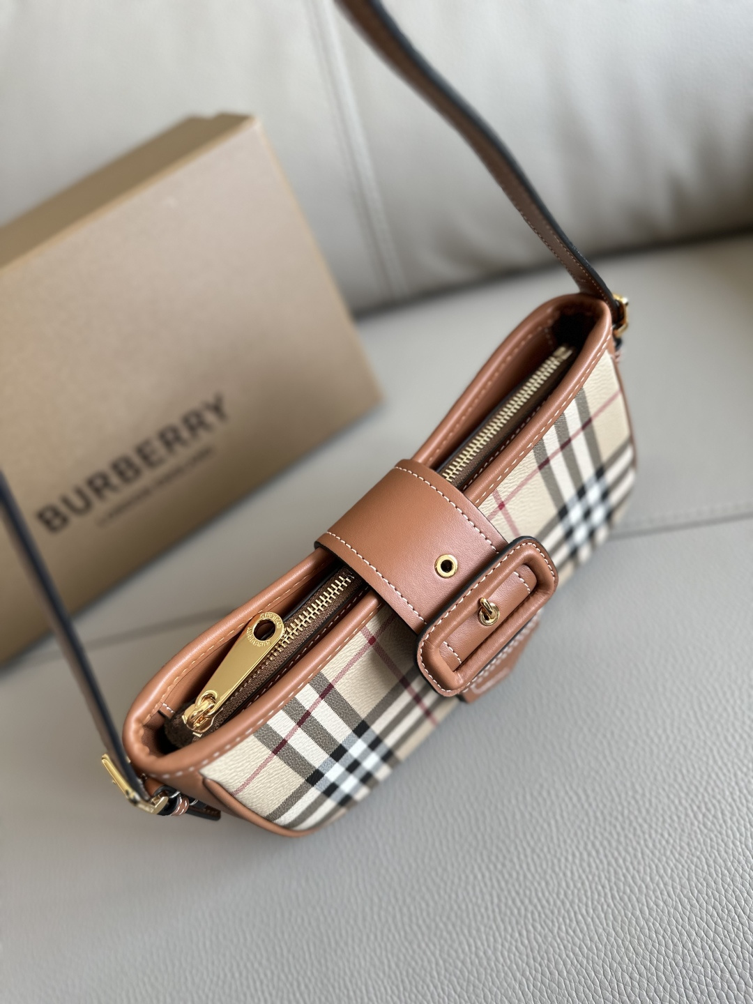 Burberry格纹デザインのイタリア製バッグ - トレンチコートインスパイア