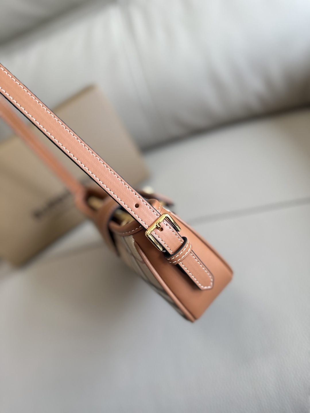 Burberry格纹デザインのイタリア製バッグ - トレンチコートインスパイア