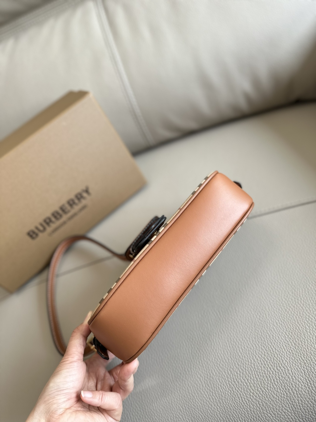 Burberry格纹デザインのイタリア製バッグ - トレンチコートインスパイア