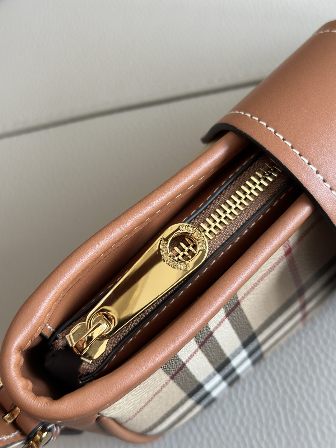 Burberry格纹デザインのイタリア製バッグ - トレンチコートインスパイア