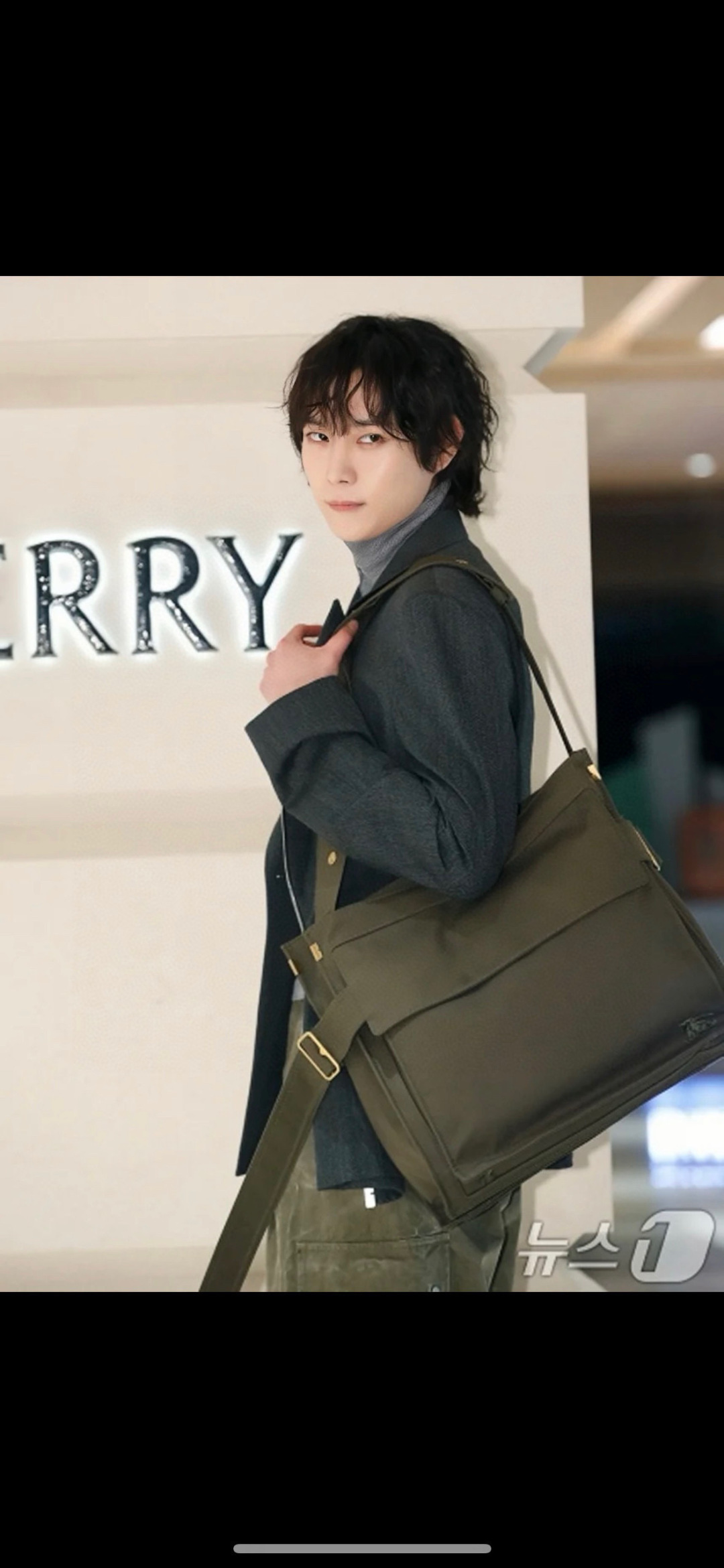Burberry I really like this military color tote bag!