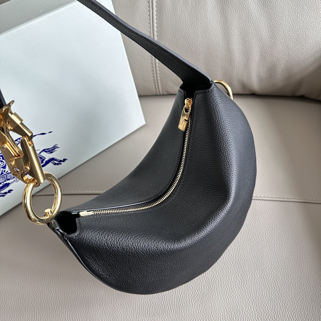The new Knight bag in the premium original leather counter, Burberry reshapes the mini shoulder bag shape. Made of grained calfskin and crafted i