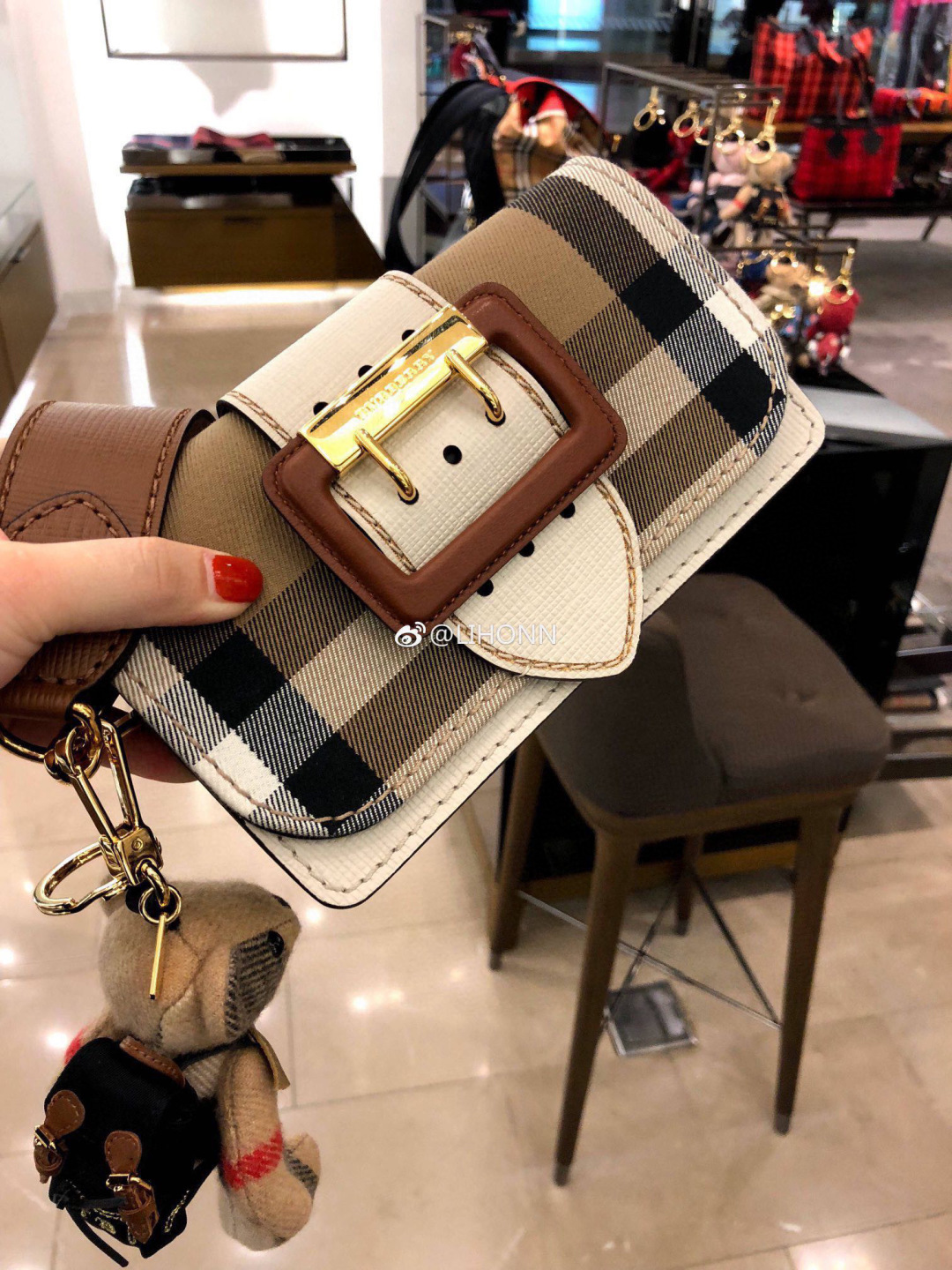 Burberry BBY's buckle bag, the two shoulder straps can be changed at will, and can be carried on the shoulder or cross-body. It is versatile and