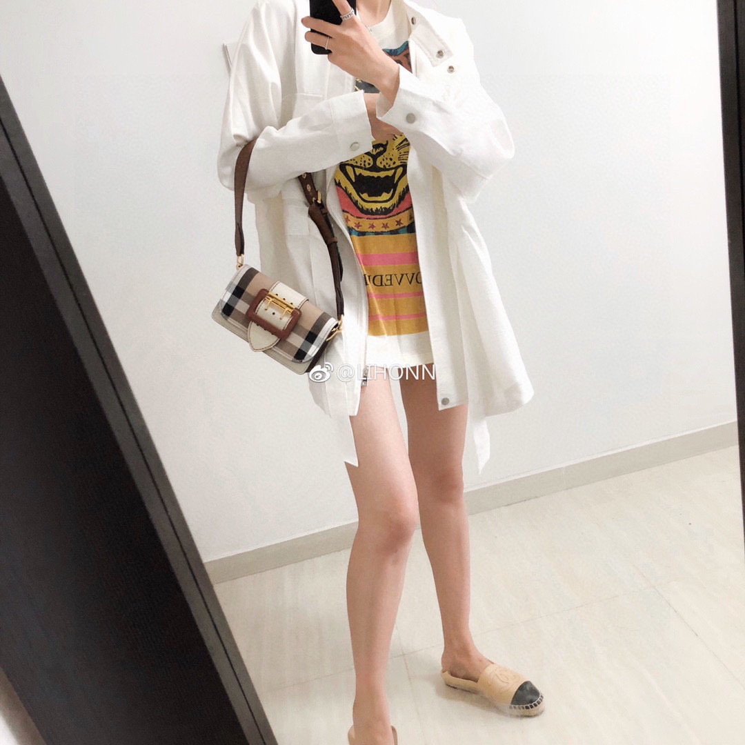 Burberry BBY's buckle bag, the two shoulder straps can be changed at will, and can be carried on the shoulder or cross-body. It is versatile and
